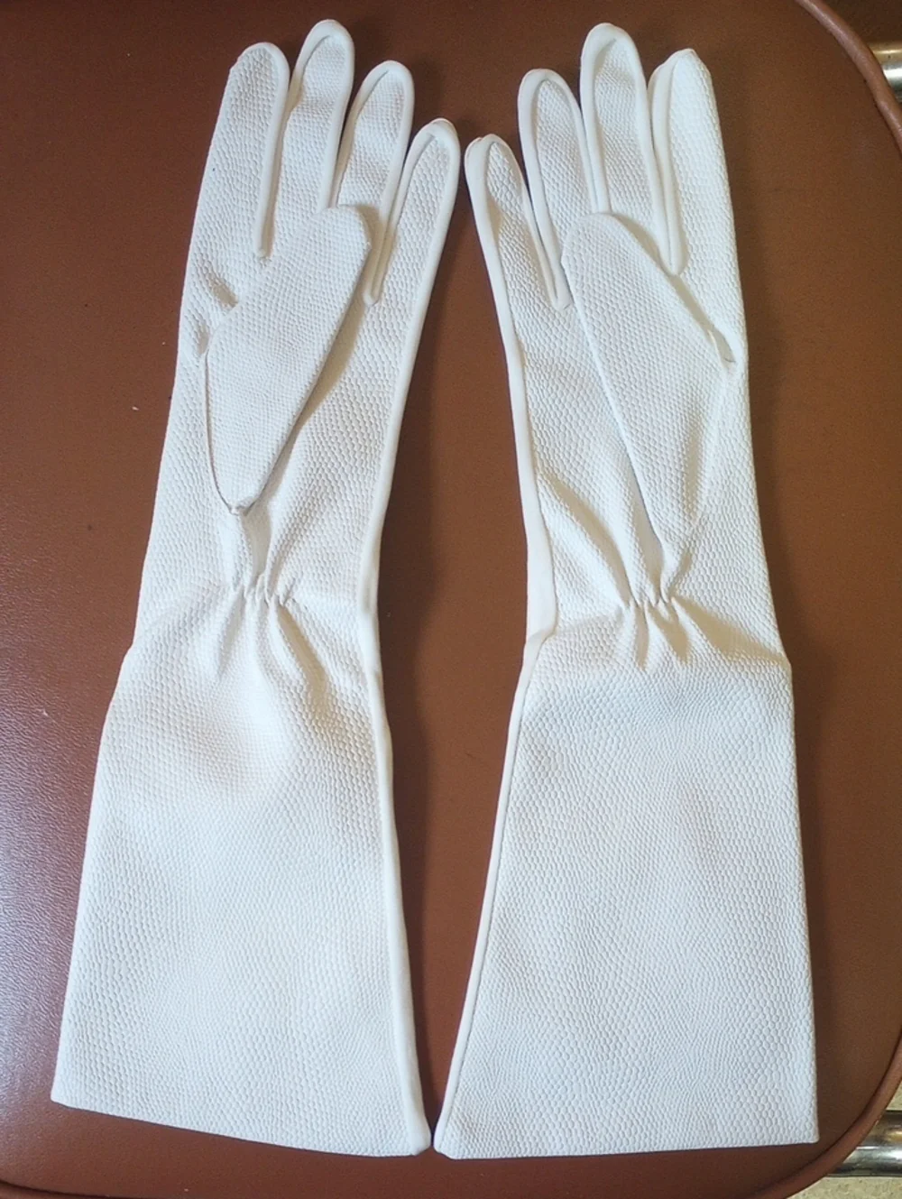 LIKE NEW Vintage Retro Neutral White Faux Pebbled Leather Gloves